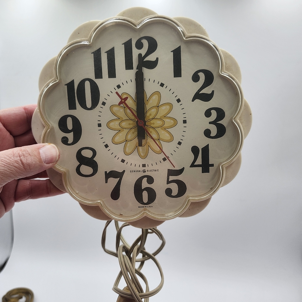General Electric white Flower wall clock WORKING  plug in kitchen retro